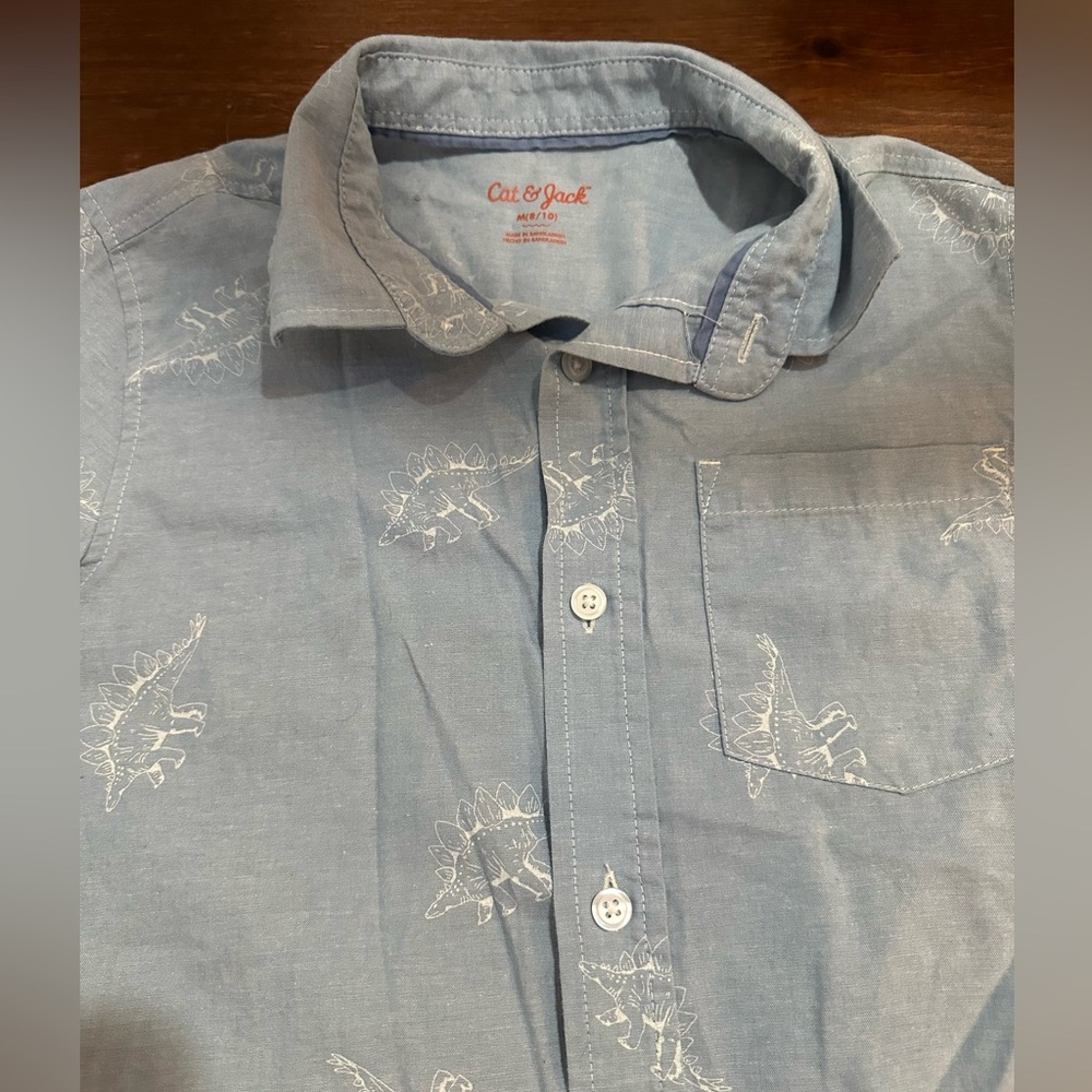 Cat & Jack chambray light blue dinosaur boys 8/10 short sleeve collared shirt